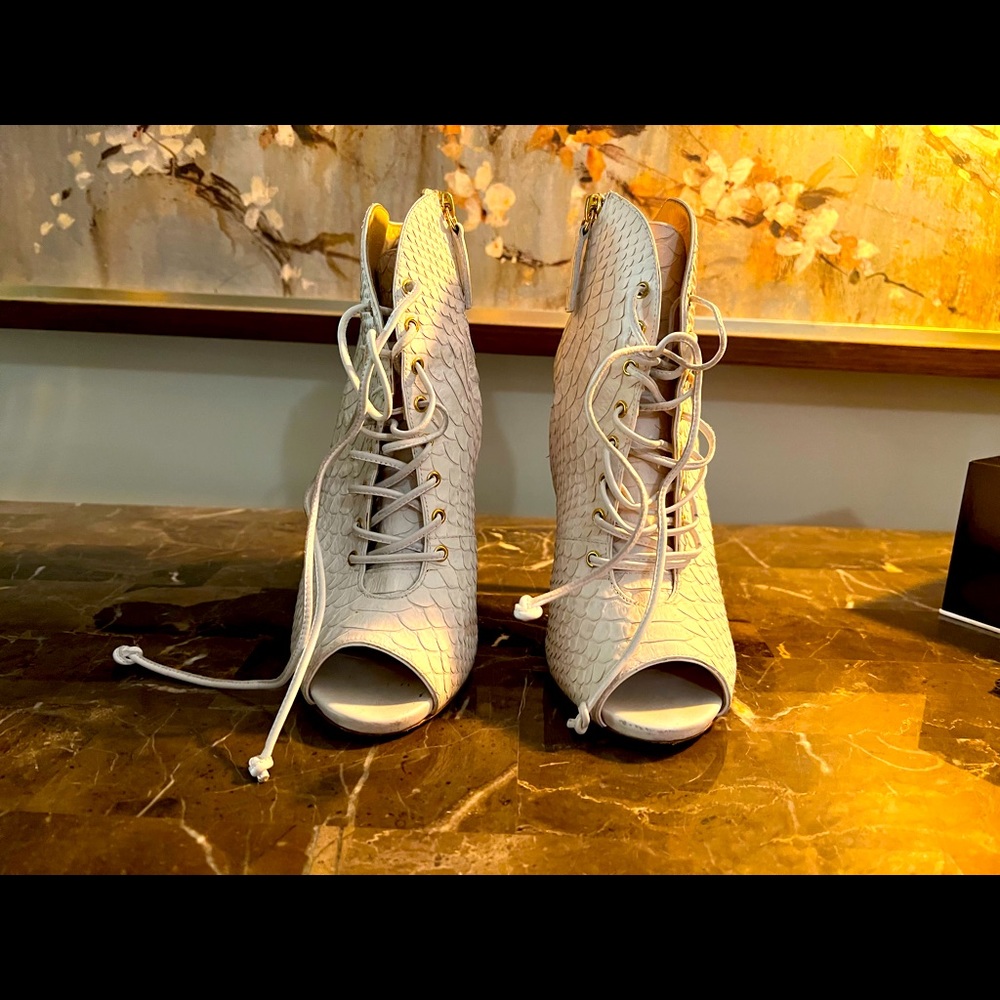 Snow White booties RARE Authentic - Picture 2 of 7